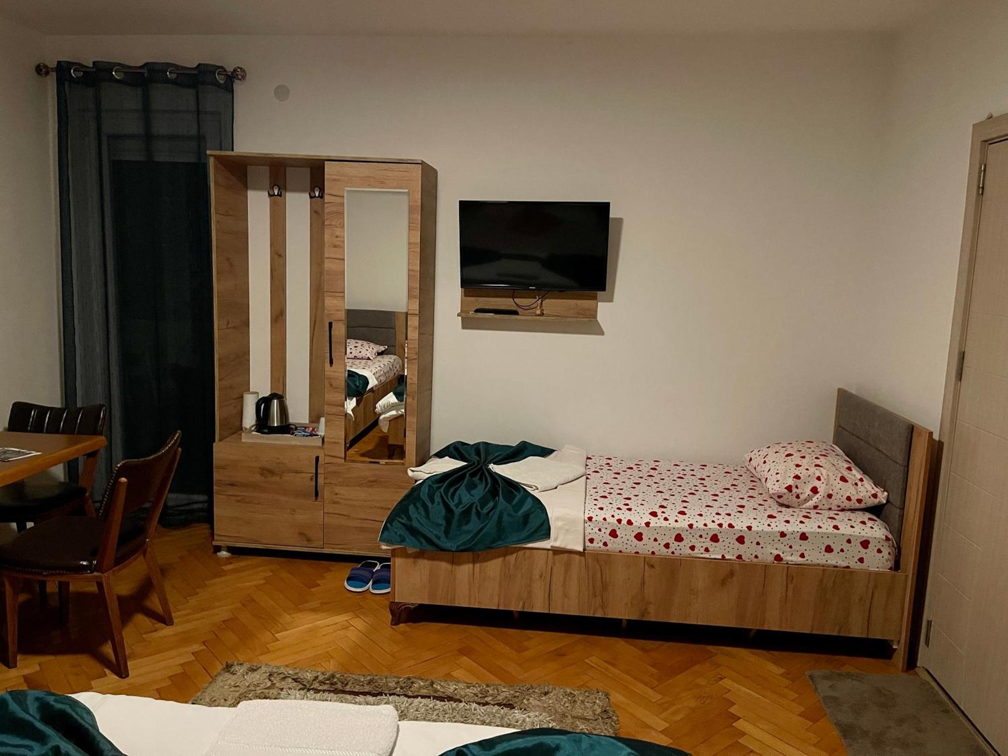 Madigan'S Hotel Kosovo Polje 外观 照片
